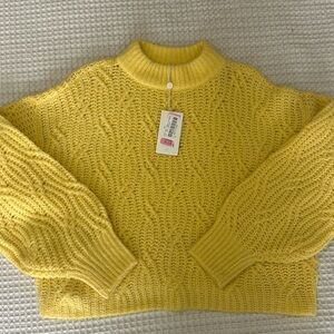 Adorable cropped lightweight yellow sweater!